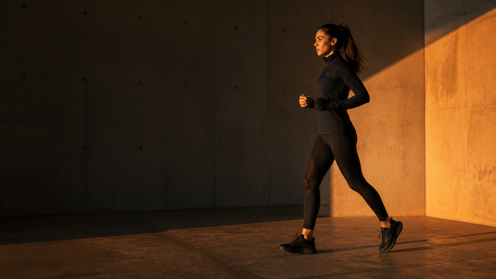 Atleta en movimiento al atardecer